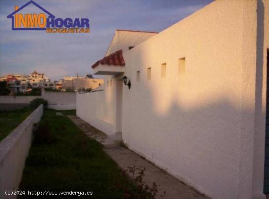 VENTA DE CHALET EN ROQUETAS DE MAR 3 DOR ,2 BAÑOS, 800m DE PARCELA ,SOLARIUM.. - ALMERIA