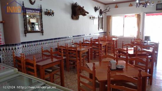 ¡Inicia tu negocio en la costa! Bar Restaurante listo para trabajar en Roquetas de Mar, con licenci