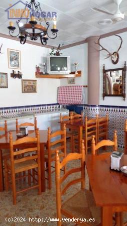 ¡Inicia tu negocio en la costa! Bar Restaurante listo para trabajar en Roquetas de Mar, con licenci