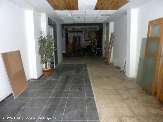 Local comercial de 120m2 útiles distribuidos en oficina, baño y resto diáfano. Para acondicionar.