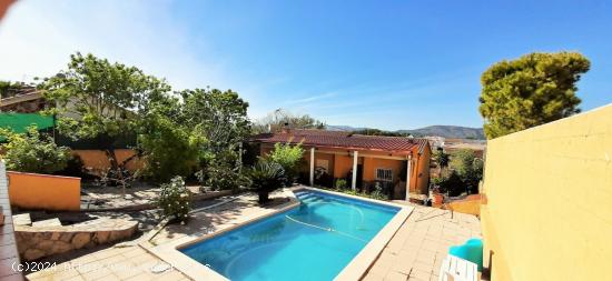 Gran jardin piscina tranquilidad - BARCELONA