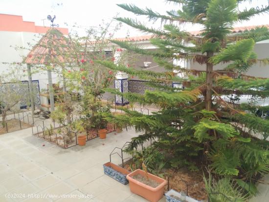 GRAN CASA CON JARDIN Y TERRAZA EN ADRA - ALMERIA