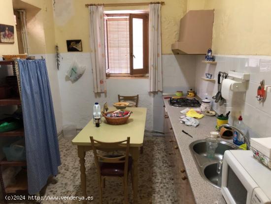 CASA CENTRICA EN ADRA PARA REFORMAR - ALMERIA