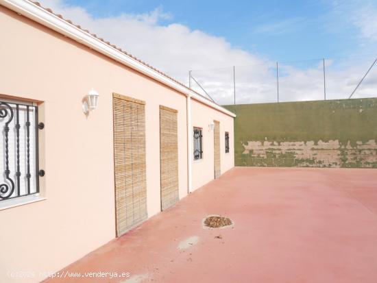 CASA DE CAMPO CON PISTA DE FRONTÓN, PISCINA Y MÁS DE 12000 METROS DE TERRENO EN SAX - ALICANTE