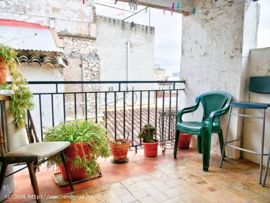 CASA DE TRES ALTURAS CON SÓTANO ESTILO CUEVA EN CASCO ANTIGUO DE PETRER - ALICANTE