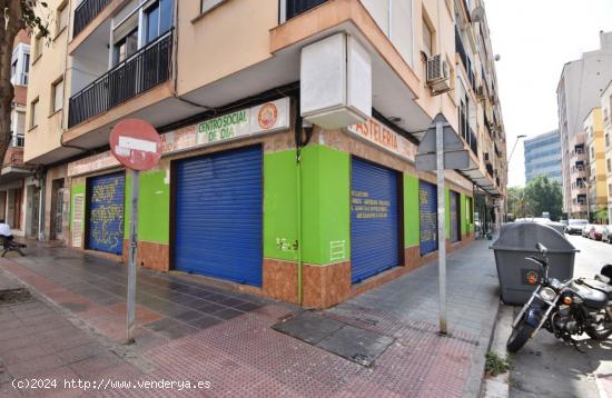 local comercial en esquina Calle Hermanos Pinzón esquina con Calle Doctor Barraquer - ALMERIA