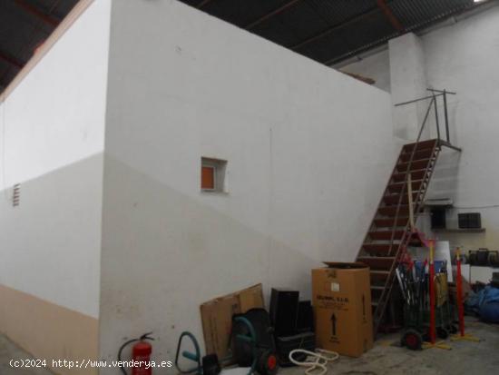 NAVE INDUSTRIAL DE 445 M2 CON VIVIENDA TOTALMENTE TERMINADA  PRECIO NEGOCIABLE  - SEVILLA