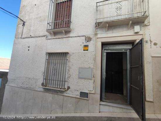 GRAN CASA EN ESTEPA CON TRES HABITACIONES - SEVILLA