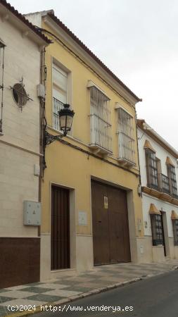 CASA ADOSADA DE 4 HABITACIONES Y 2 BAÑOS - SEVILLA