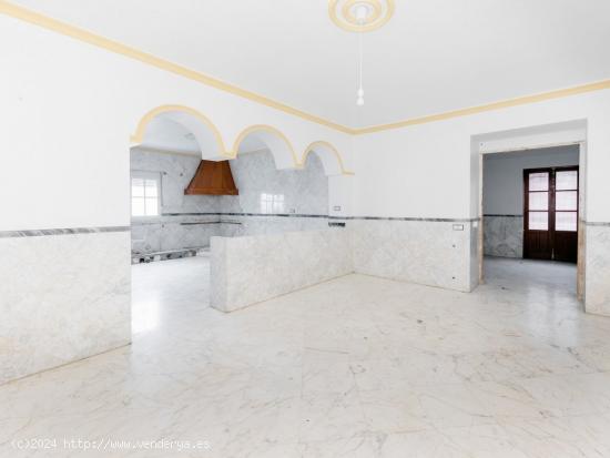 CASA DE 3 DORMITORIOS Y 2 BAÑOS - SEVILLA