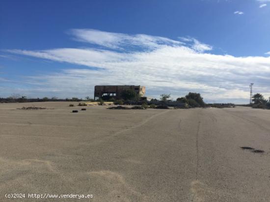 Parcela de terreno asfaltada con construccion, vista desde carretera y acceso por secundaria - ALMER