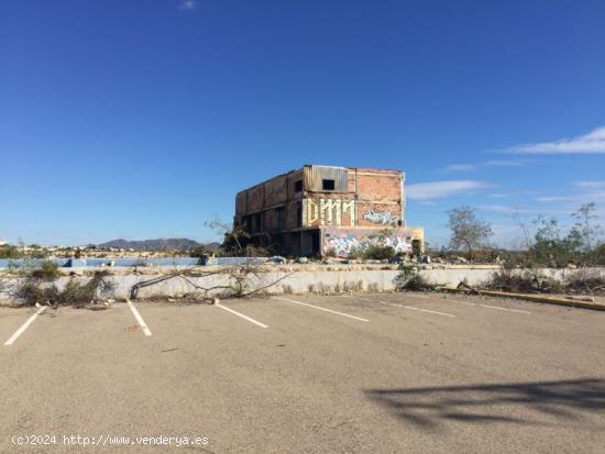 Parcela de terreno asfaltada con construccion, vista desde carretera y acceso por secundaria - ALMER