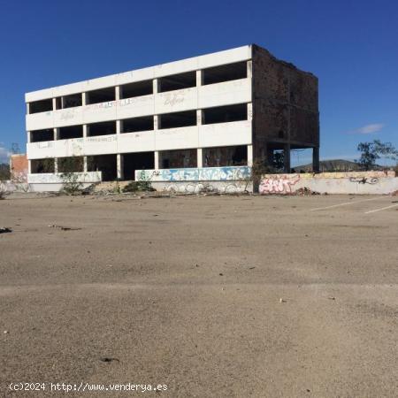 Parcela de terreno asfaltada con construccion, vista desde carretera y acceso por secundaria - ALMER