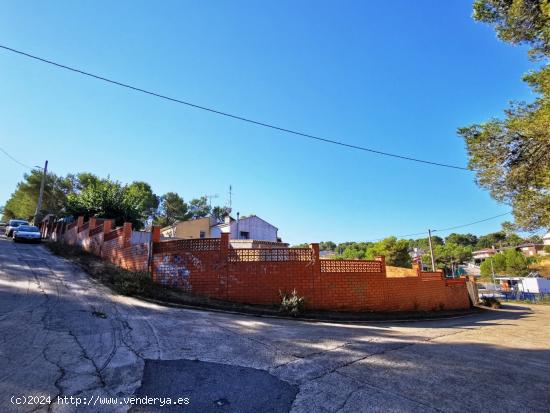 Con una construcción auxiliar, vallado y soleado. - BARCELONA