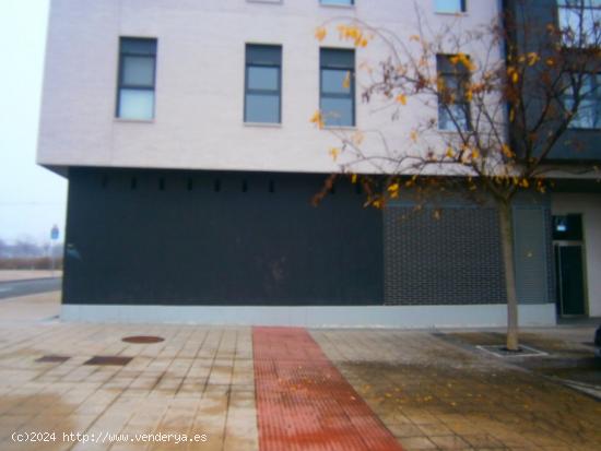 LOCAL ESQUINERO JUNTO A LA CIUDAD DEPORTIVA - NAVARRA