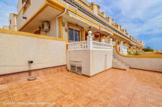 ADOSADO EN ESQUINA CON PARCELA GRANDE - LAS MIMOSAS - PLAYA FLAMENCA - ALICANTE