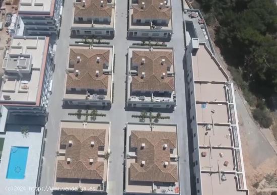 Adosados triplex en Villamartín con solarium privado y piscina comunitaria - ALICANTE