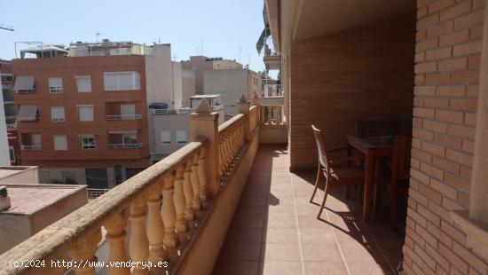 UNIFAMILIAR DE LUJO EN PLENO CENTRO Y PLAYA LEVANTE,  ASCENSOR, GARAJE PARA CUATRO COCHES, TERRAZA. 