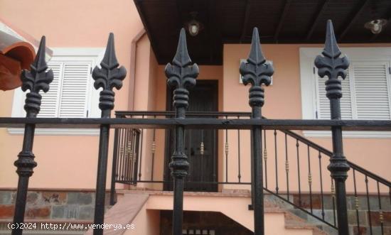 Chalet de 400 m2 con vistas a la gomera, 2 terrazas, con terreno en las cercanías de Adeje - SANTA 