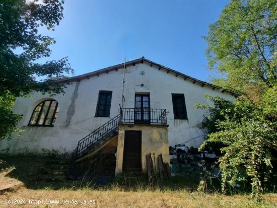 Cinco Casas mas terreno edificable en venta - BARCELONA