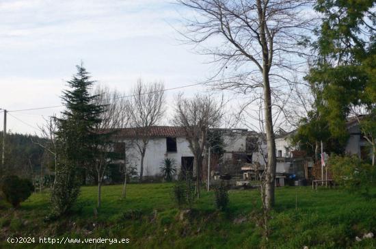 Casa y cuadras para restaurar en Finca de 114.919 m2 - CANTABRIA