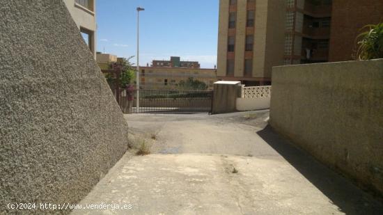  2 Plazas de garaje y 2 Locales desde 45m2 privados muy cerca del mar - ALICANTE 