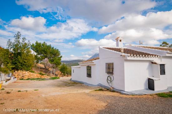 VENTA DE FINCA RUSTICA EN LA ZONA DE LA SIERRA DEL TORCAL - MALAGA