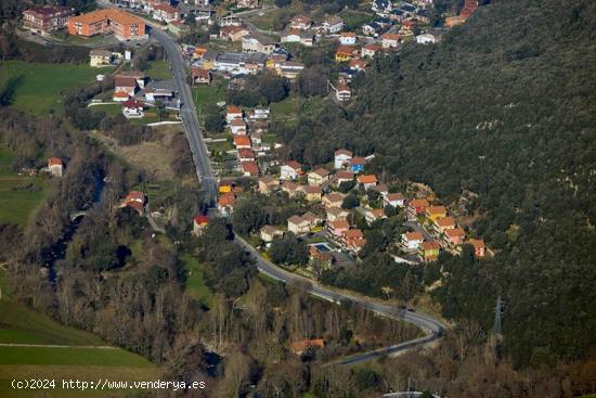 CASA CENTRICA EN LA PLAZA DE RAMALES. - CANTABRIA