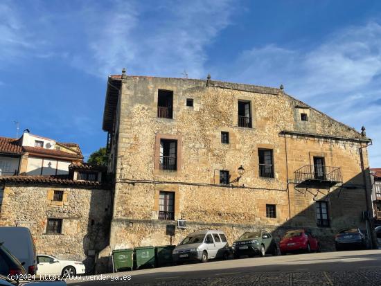 CASONA SOLARIEGA DE PRINCIPIOS DEL SIGLO XVIII CON JARDIN EN EL CENTRO DE COMILLAS - CANTABRIA