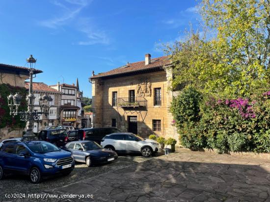 CASONA SOLARIEGA DE PRINCIPIOS DEL SIGLO XVIII CON JARDIN EN EL CENTRO DE COMILLAS - CANTABRIA