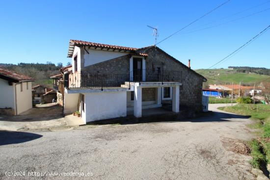 CASA Y CUADRA EN RIOTURBIO - COMILLAS - CANTABRIA