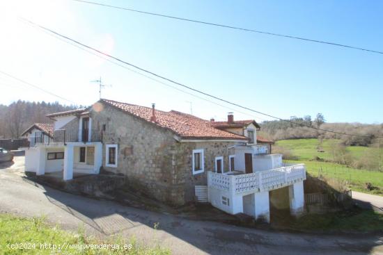 CASA Y CUADRA EN RIOTURBIO - COMILLAS - CANTABRIA