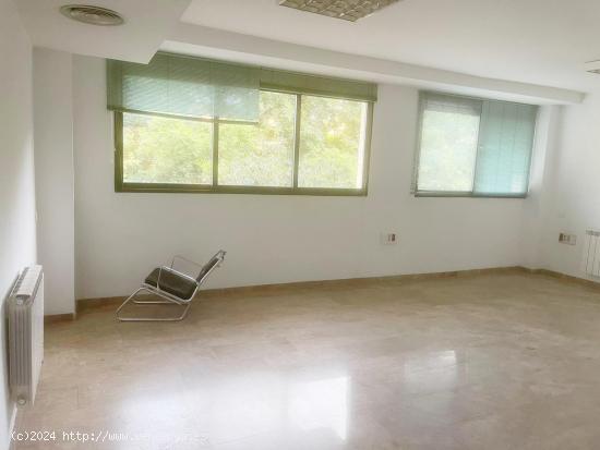 OPORTUNIDAD ÚNICA !! ESPACIOSA OFICINA EN VENTA EN EL PRESTIGIOSO BARRIO DE PENYA-ROJA !! - VALENCI