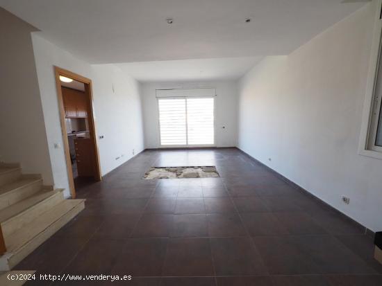 SE VENDE CASA ADOSADA EN CUBELLES, ZONA MAS TRADER - BARCELONA