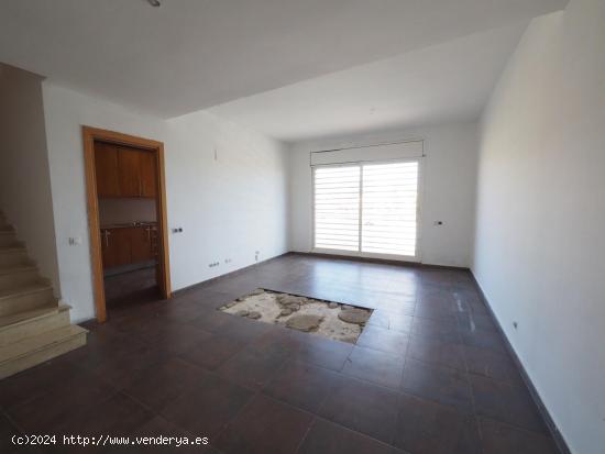 SE VENDE CASA ADOSADA EN CUBELLES, ZONA MAS TRADER - BARCELONA