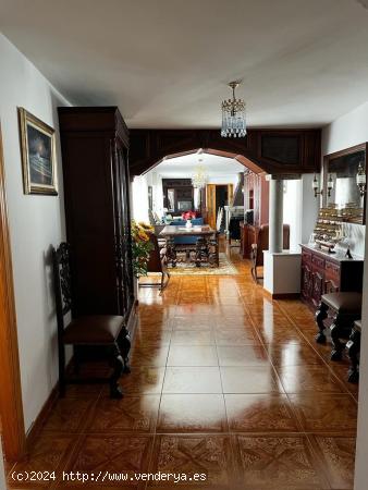 SE VENDE CASA, DOS PLANTAS, ASCENSOR, BUHARDILLA, CON JARDÍN Y COCHERA. PARA ENTRAR A VIVIR. - LEON