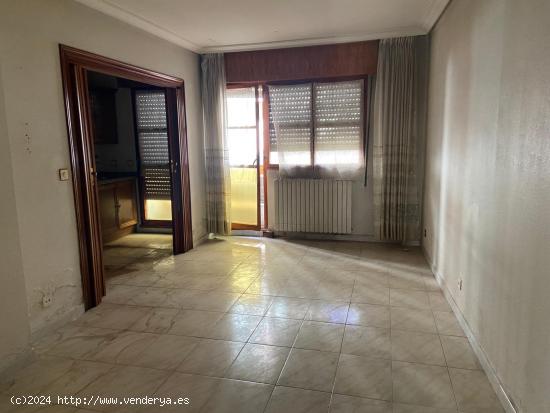 SE VENDE APARTAMENTO EN EL CENTRO PARA REFORMAR, COCINA, SALÓN, 2 HAB., BAÑO, DESPENSA, TERRAZA. -