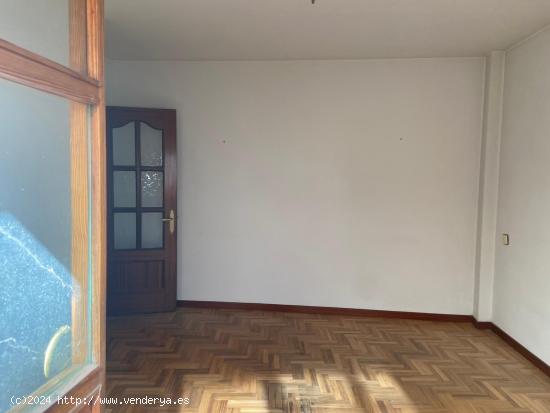 SE VENDE APARTAMENTO EN EL CENTRO PARA REFORMAR, COCINA, SALÓN, 2 HAB., BAÑO, DESPENSA, TERRAZA. -