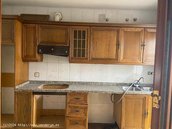 SE VENDE APARTAMENTO EN EL CENTRO PARA REFORMAR, COCINA, SALÓN, 2 HAB., BAÑO, DESPENSA, TERRAZA. -