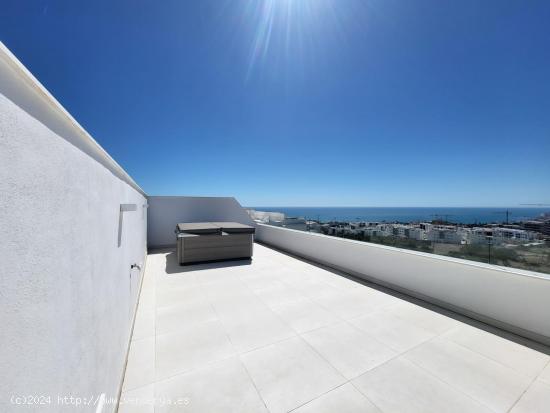 TERMINADO Y TOTALMENTE AMUEBLADO ESTE IMPRESIONANTE ÁTICO CON 80M2 DE TERRAZA, ORIENTADA AL SUROEST