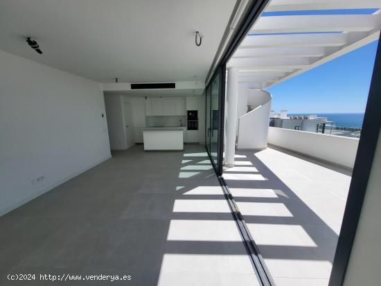 TERMINADO Y TOTALMENTE AMUEBLADO ESTE IMPRESIONANTE ÁTICO CON 80M2 DE TERRAZA, ORIENTADA AL SUROEST