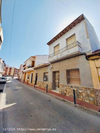 Casa en San Fulgencio con más de 200 m2, ideal para nuevo proyecto con patio y terraza. - ALICANTE