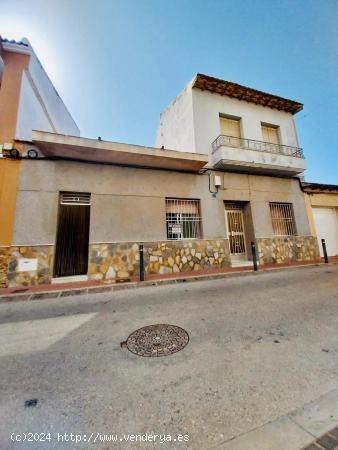 Casa en San Fulgencio con más de 200 m2, ideal para nuevo proyecto con patio y terraza. - ALICANTE