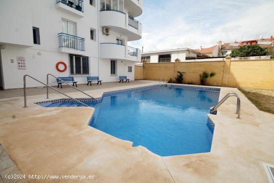 Chalet adosado en residencial privado con piscina en Los Boliches. - MALAGA