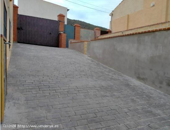 Venta casa seminueva con porche y garaje doble - MALAGA