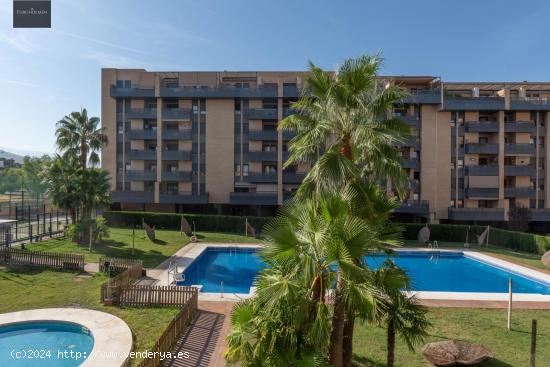 FANTÁSTICO PISO EN URBANIZACIÓN PRIVADA CON PISCINA EN GRANADA - GRANADA