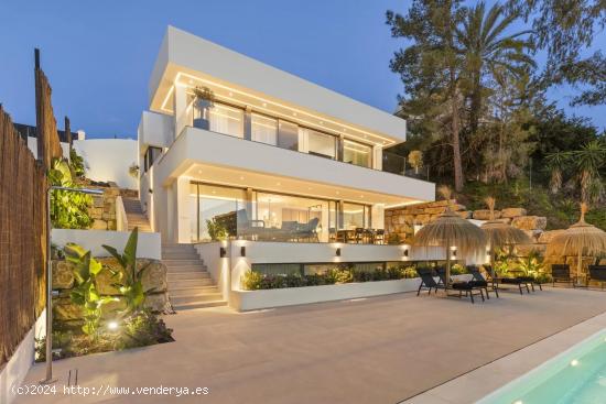 Elegante villa de 5 dormitorios y 5 baños con espectaculares vistas al Mar. Nueva Andalucía - MALA