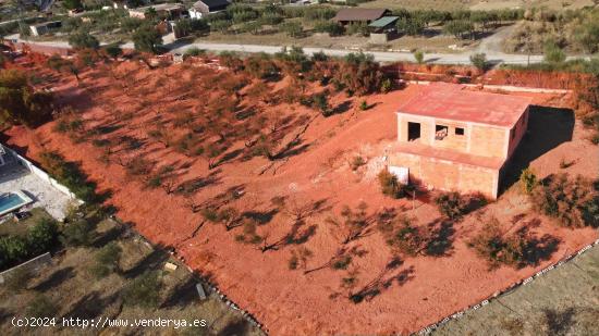 Terreno Rústico de 3.750 metros, con casa de apero, olivares y edificación sin terminar. - MALAGA