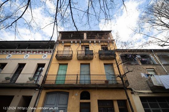 Edific cèntric a Manlleu. - BARCELONA