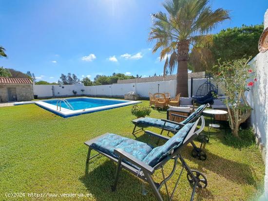 ESPECTACULAR CHALET CON AGUA RED Y  PISCINA EN HOZANEJOS - CADIZ